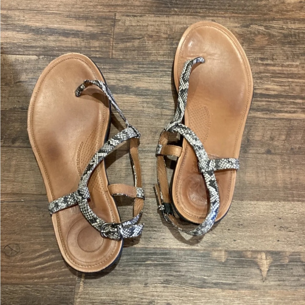 FIT FLOP SNAKE SKIN SANDALS EUC SIZE 7